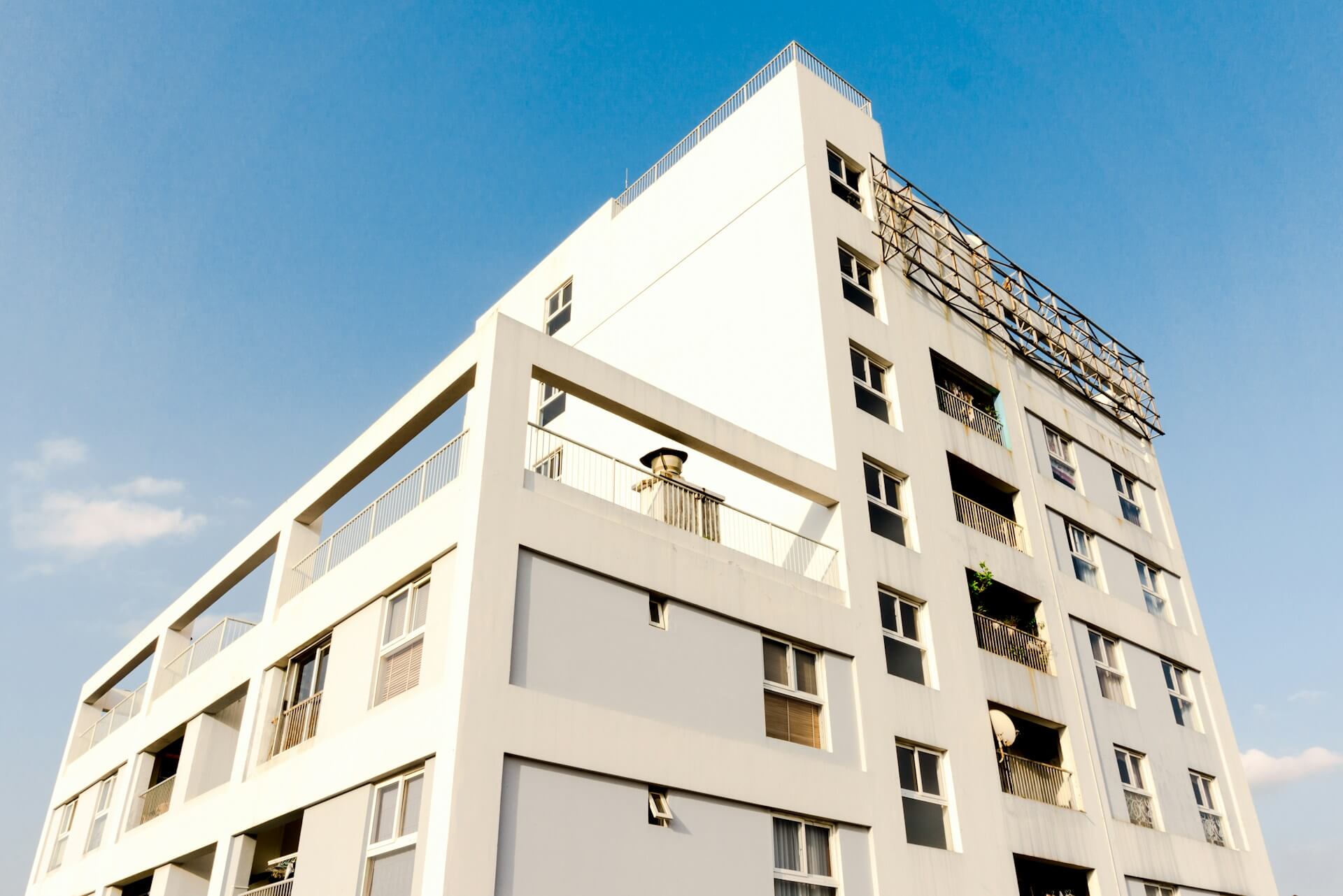 Bâtiment résidentiel blanc