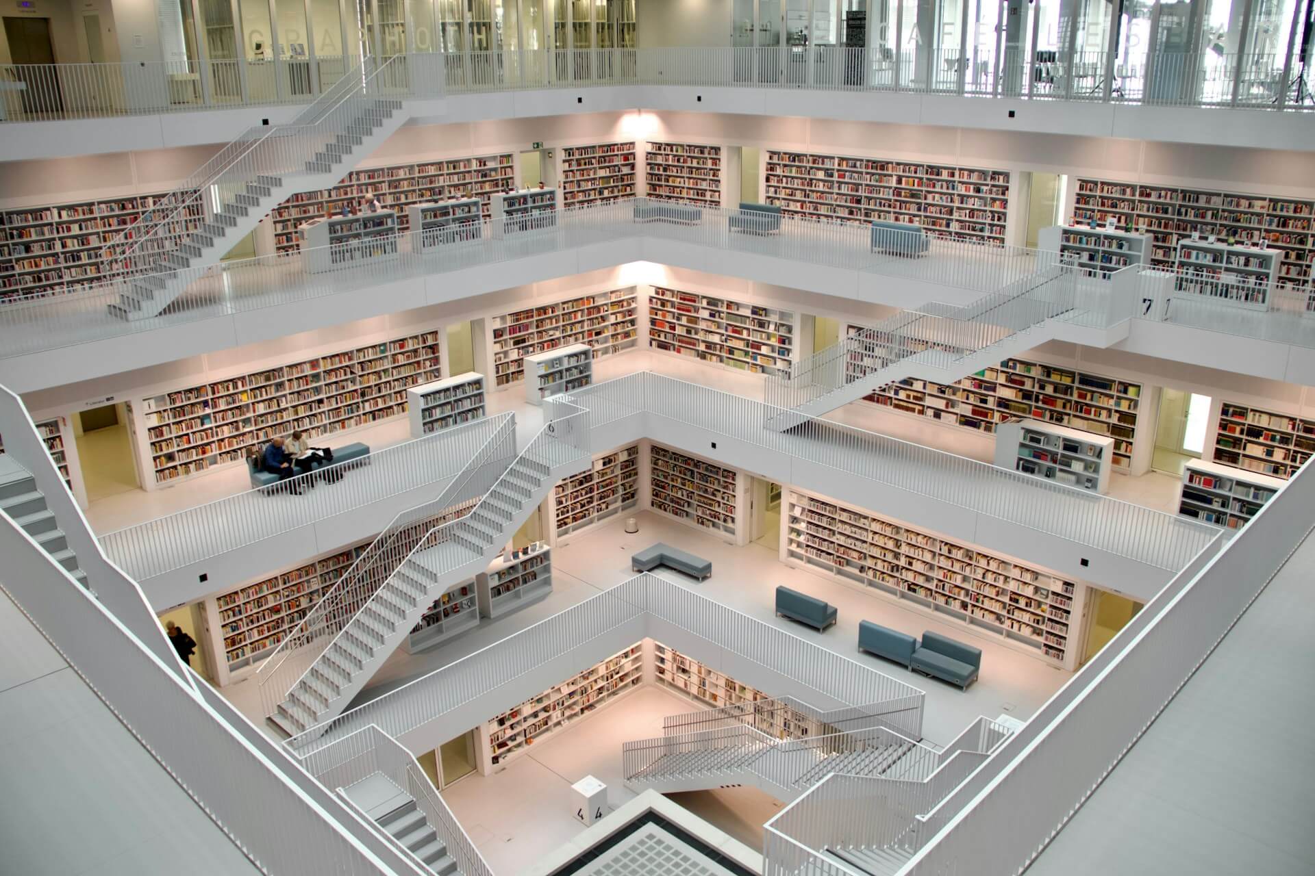 Bibliothèque sur plusieurs niveaux