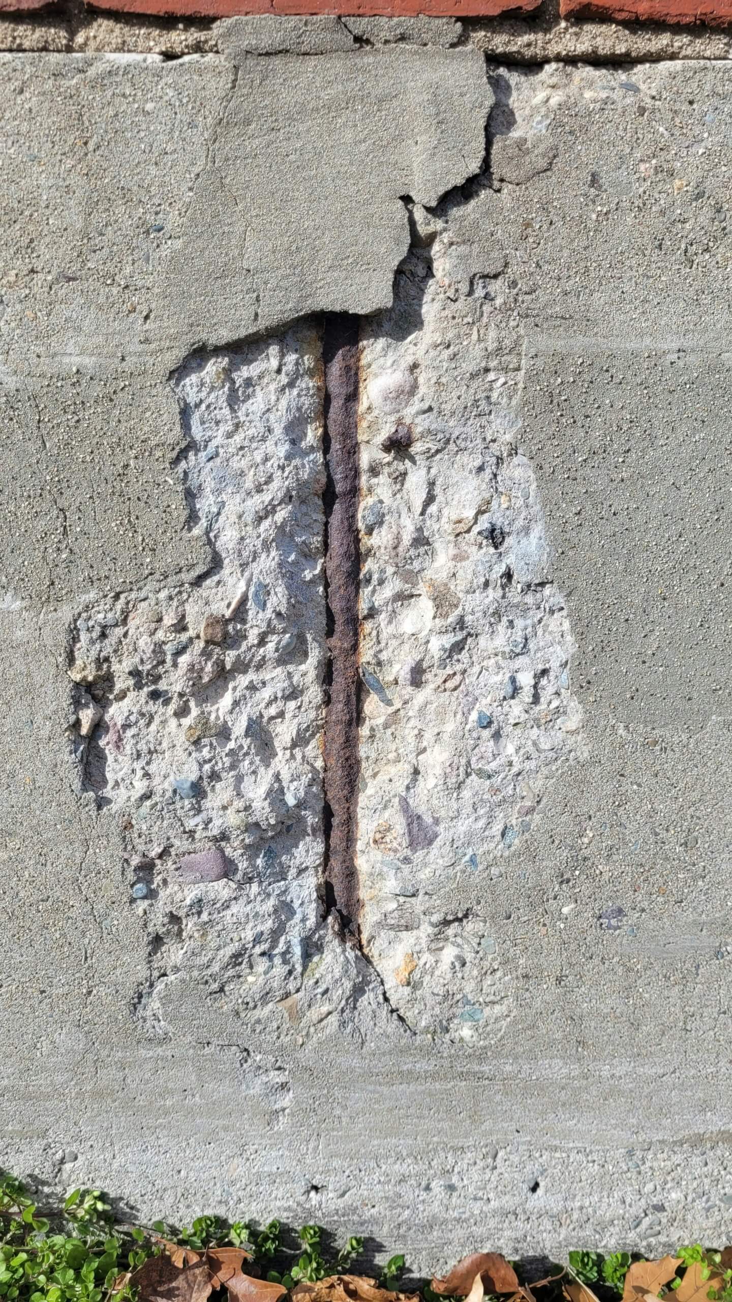 Structure en béton présentant une épaufrure avec une armature rouillée
