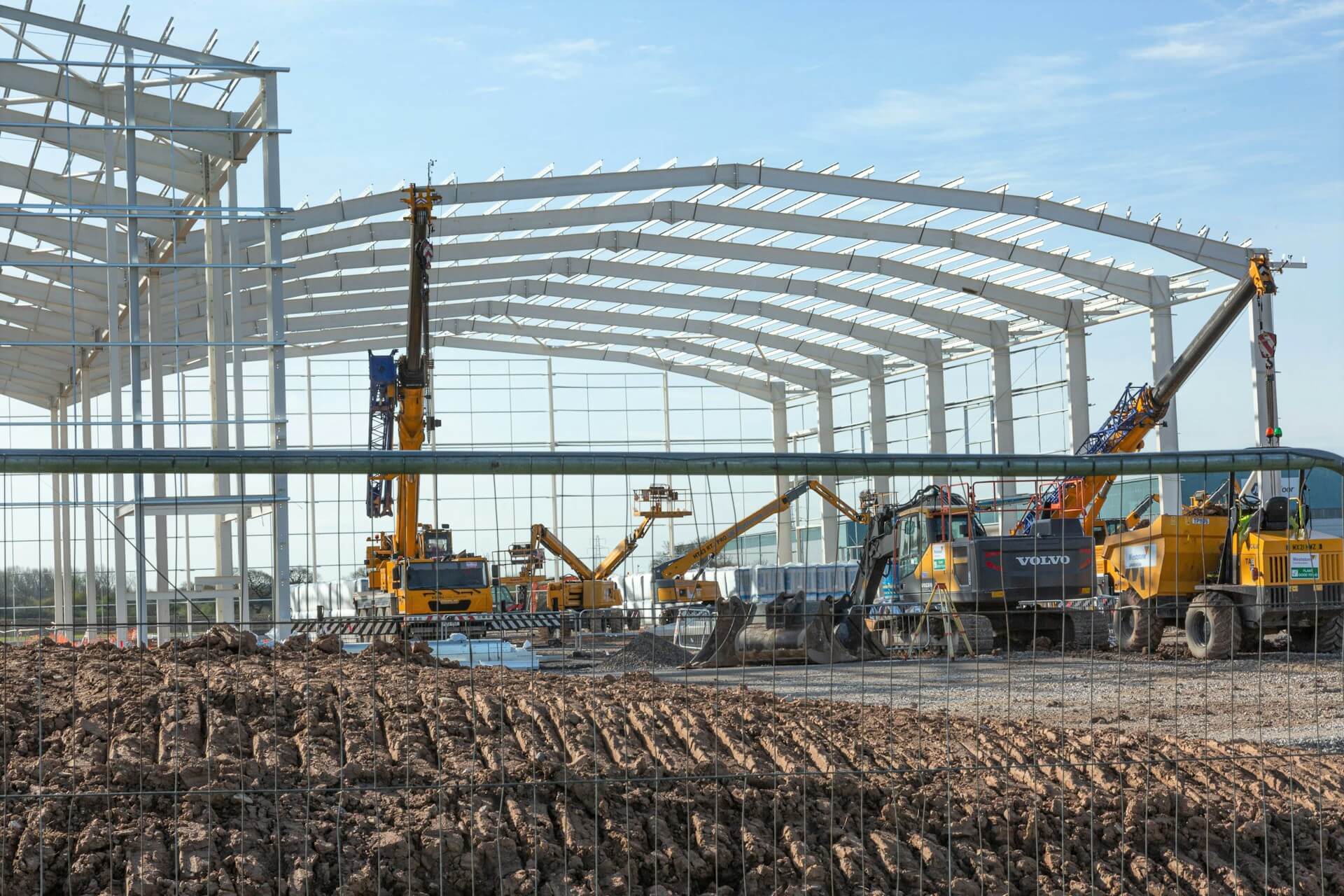 Portiques de hangar en construction