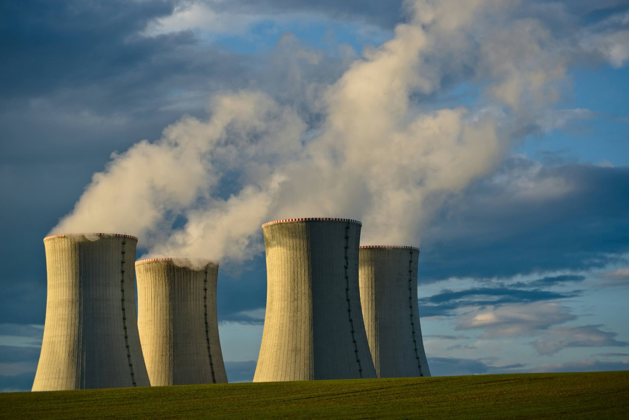 Aéroréfrigérants de centrale nucléaire en activité, avec de la fumée