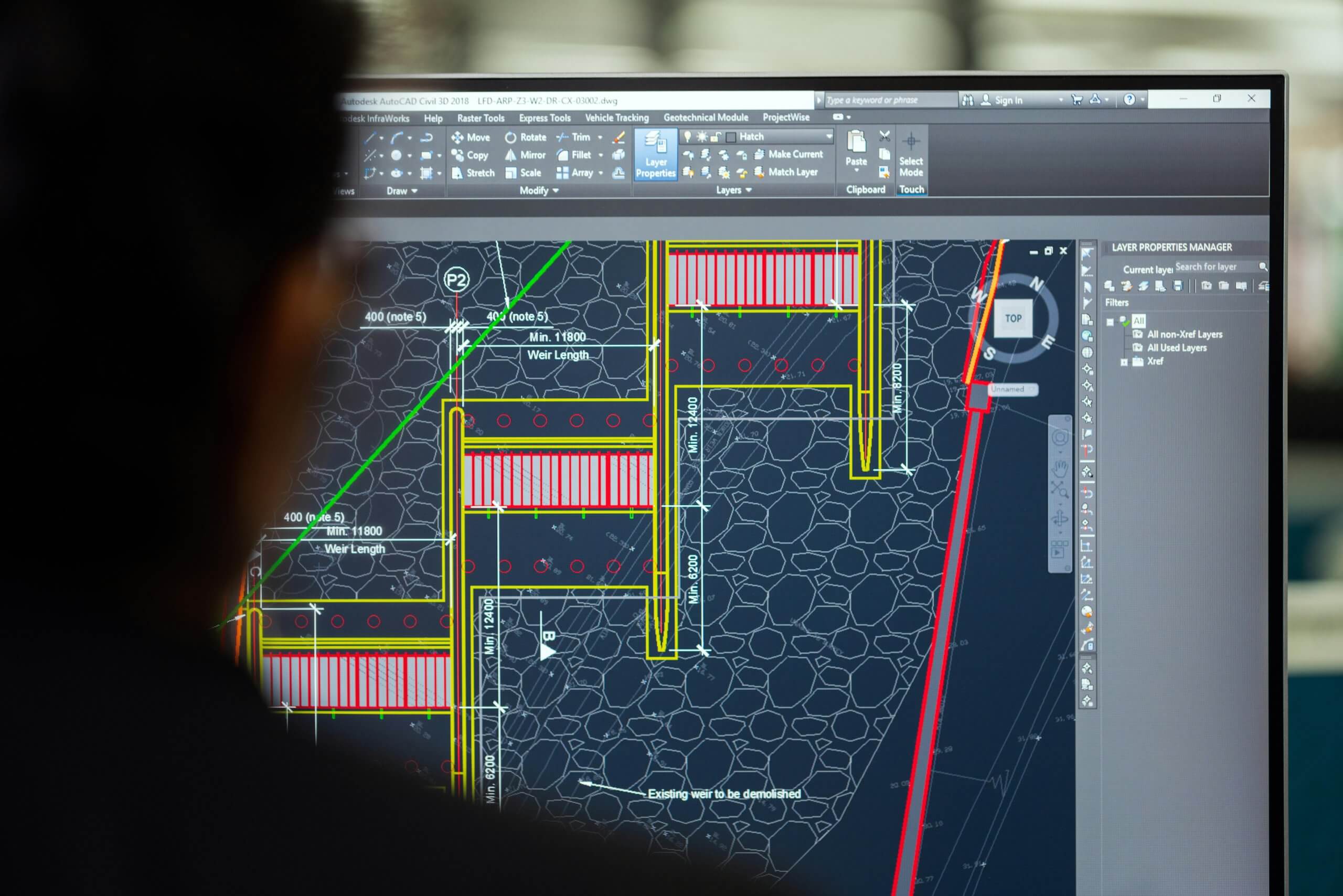 Homme qui travaille sur Autocad